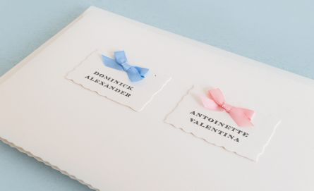 Klassische Geburtsanzeigen mit Mascherl bei Huber & Lerner