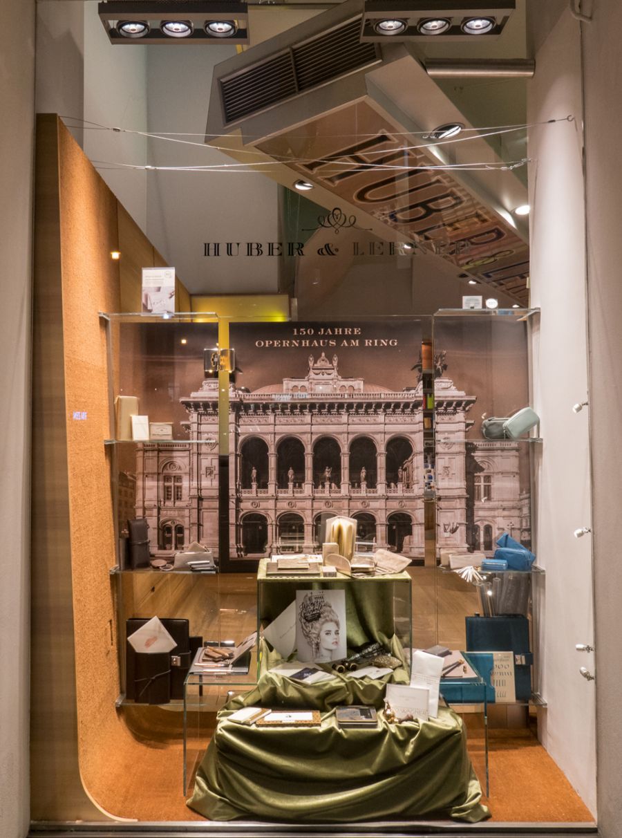 Auslagengestaltung zum Jubiläum 150 Jahre Staatsoper