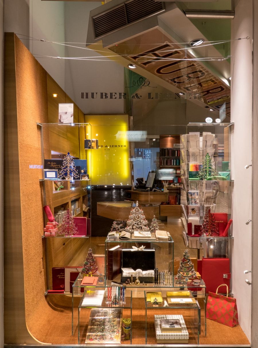 Weihnachtliche Auslagengestaltung mit Gablonzer Kristallbäumen