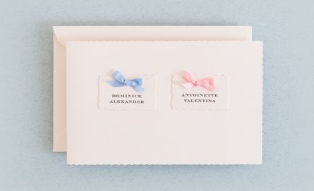 Klassische Geburtsanzeigen mit Mascherl bei Huber & Lerner